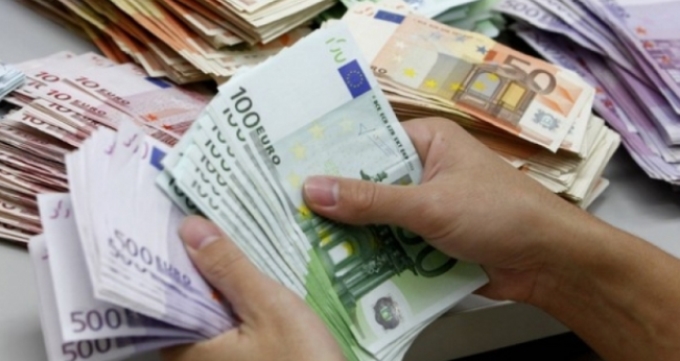 Shqiptaret te prirur per te kursyer: Depozitat mbi pese here me te larta se kredite